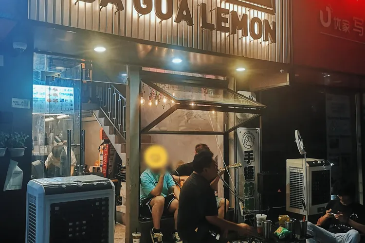 Bagua Lemon Tea Shenzhen: Live Music and Black Widow Lemon Tea