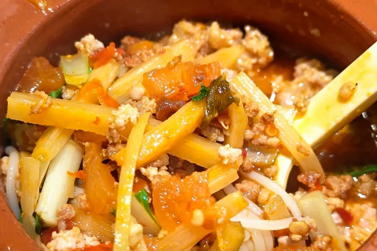 Yunnan‑Style Claypot Rice Noodles in Shenzhen Dongmen: Authentic Guanguan Noodles With 20+ Toppings