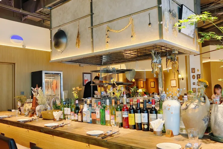 Atmospheric Restaurant Bar at Sungang Baoneng Shenzhen: Signature Drinks, Desserts & Cozy Vibes