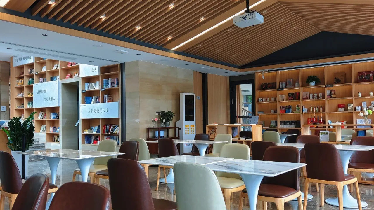 Lakeside Bookstore Café in Shenzhen LiZhi Park: Free Study Space With Scenic Views & Cozy Atmosphere