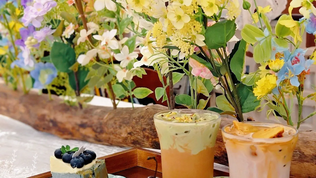 Spring‑Vintage Café in Shenzhen Bantian: Aesthetic Coffee & Desserts Near Vanke Plaza