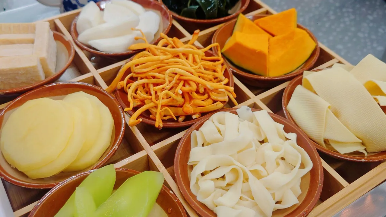 A Flavor‑Packed Hotpot Experience with Nine‑Grid Platters and Exceptional Service in Shenzhen
