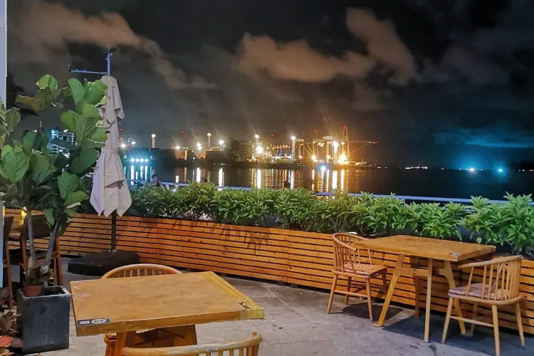 Seaside Restaurant on Shenzhen Yantian Coastal Walkway: Scenic Port‑View Dining Near Haishan Street